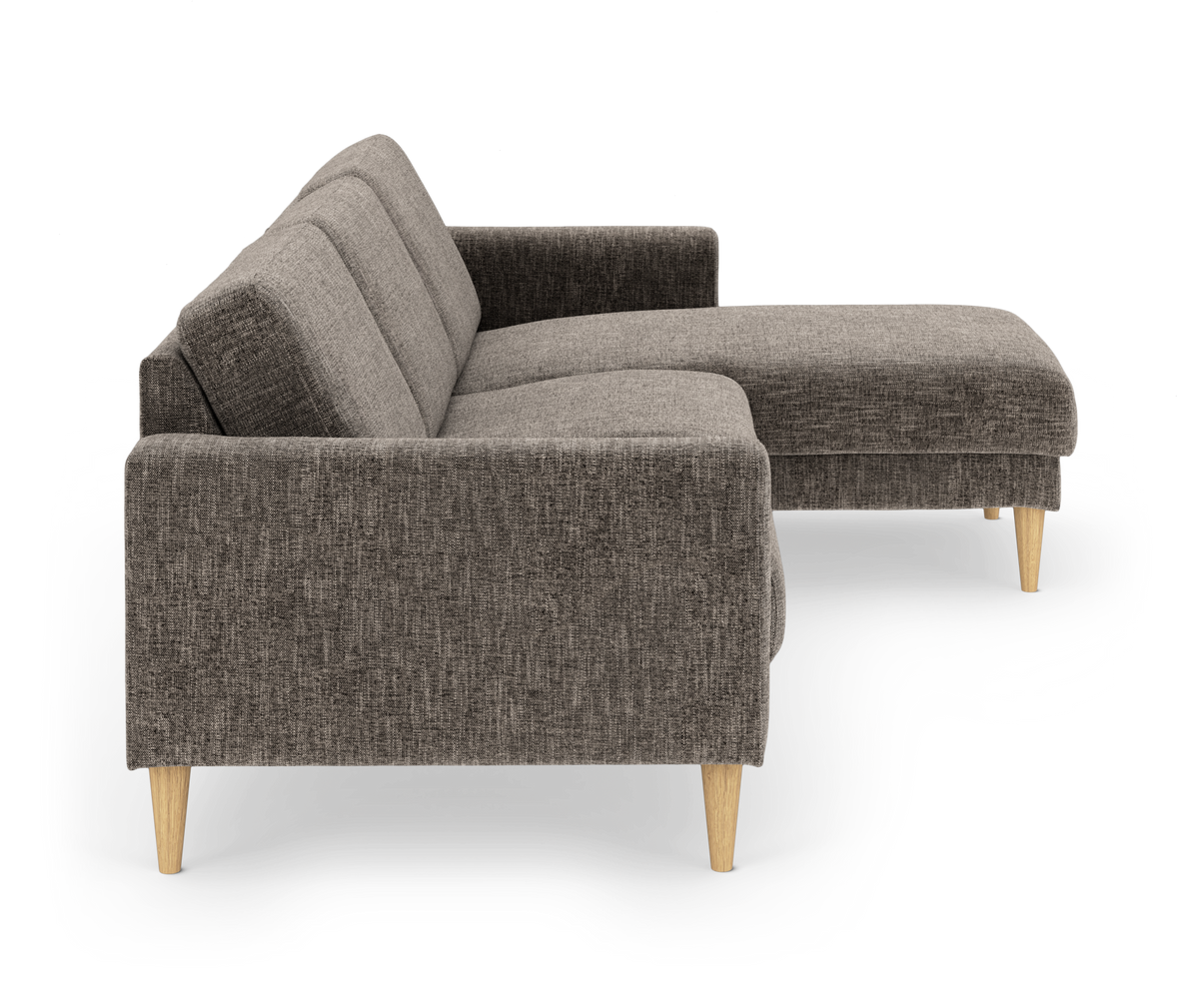 Hjørnesofa med chaiselong til højre i gråbrunt stof med lyse træben, sideview