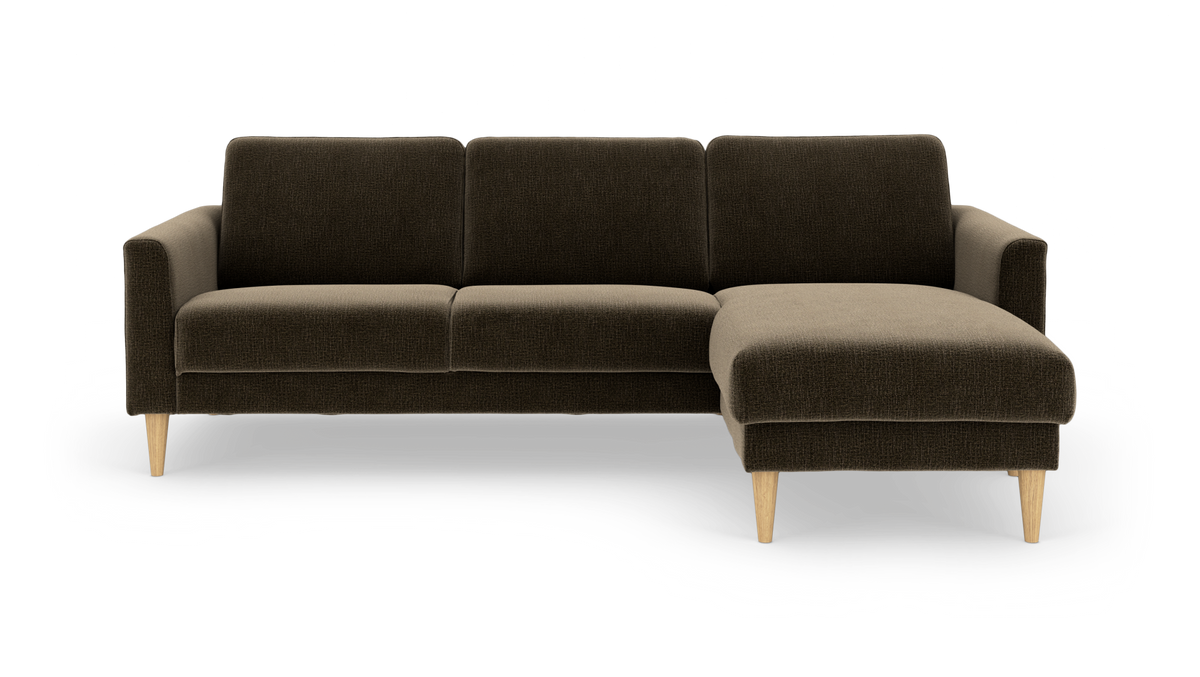 Mørkebrun hjørnesofa med chaiselong til højre og lyse træben på hvid baggrund.