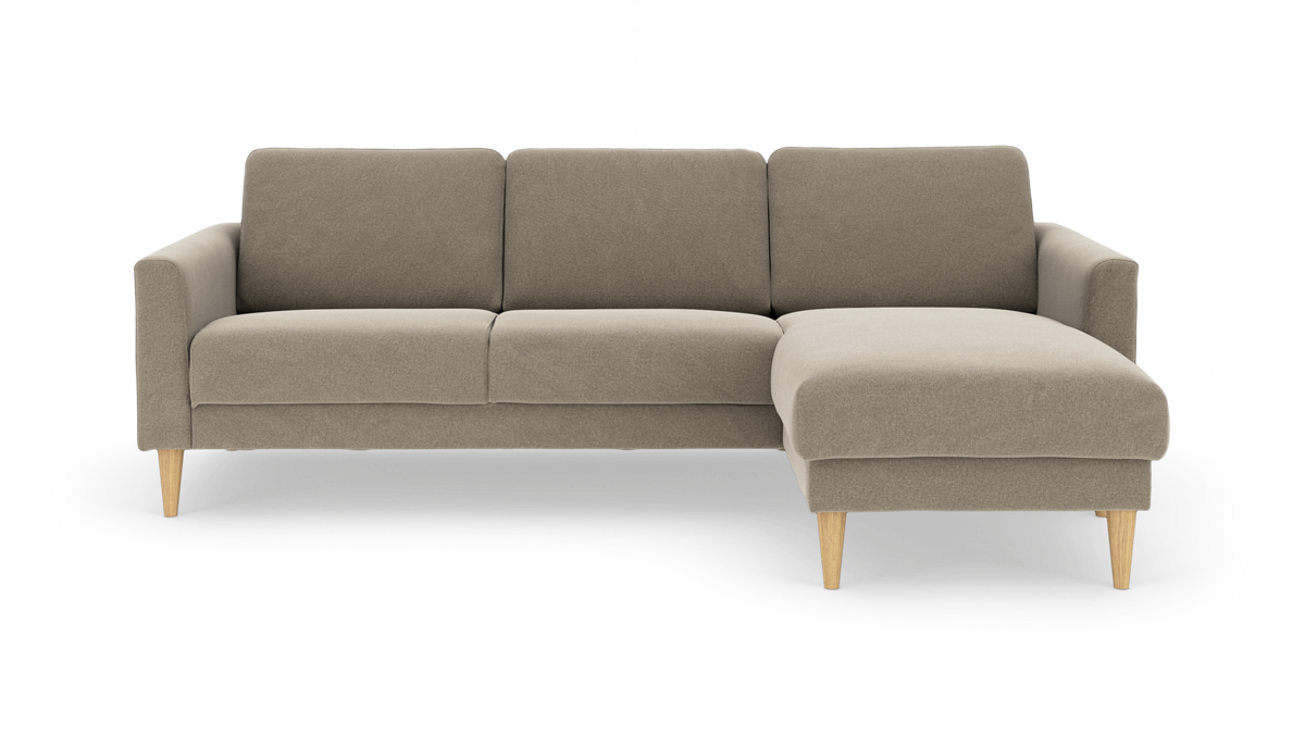 Hjørnesofa i beige stof med højre chaiselong og koniske ben i lyst træ, moderne minimalistisk design.