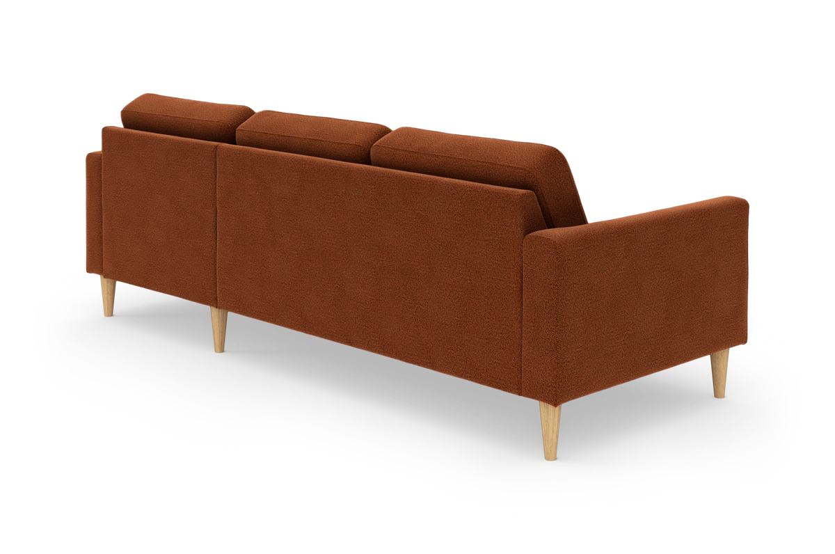 Brændt orange/brun 3-personers sofa i boucléstof med afrundede armlæn og koniske lyse træben, set bagfra i vinkel.