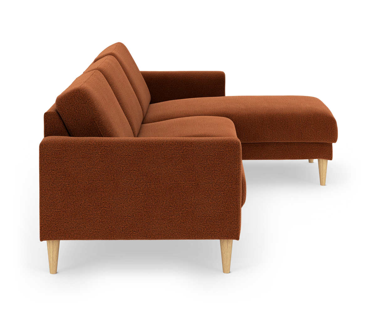 Sofa med chaiselong i rustfarvet bouclé, koniske ben i lyst træ, sideview på hvid baggrund.