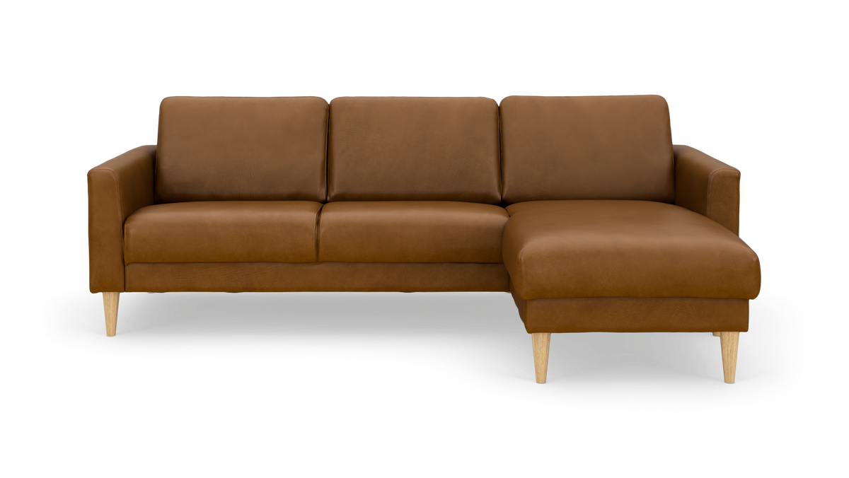 Brun læderhjørnesofa med chaiselong til højre og lyse træben, frilagt på hvid baggrund.