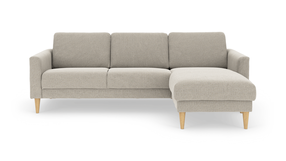 Beige hjørnesofa med chaiselong til højre og træben, frilagt på hvid baggrund.