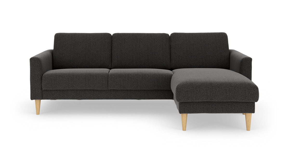 Mørkegrå hjørnesofa med chaiselong til højre og træben, frilagt på hvid baggrund.