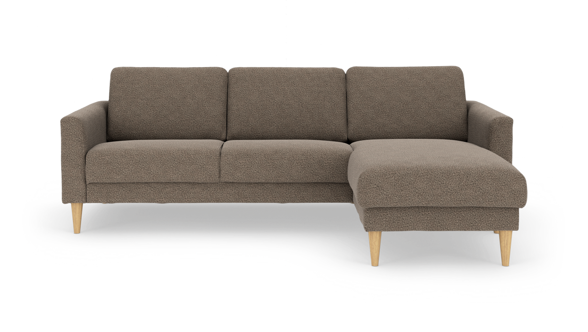 Brun hjørnesofa med højre chaiselong og lyse træben, set forfra i studieopsætning.
