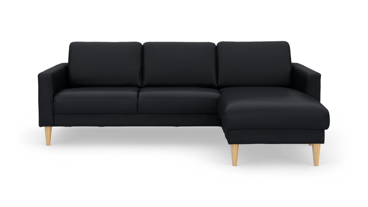 Sort hjørnesofa med højre chaiselong og koniske ben i lyst træ – frilagt produktbillede.