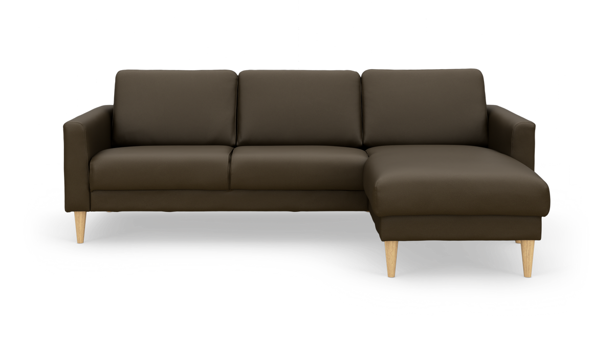 3-personers sofa med højre chaiselong i mørkebrunt stof og lyse træben, set forfra.