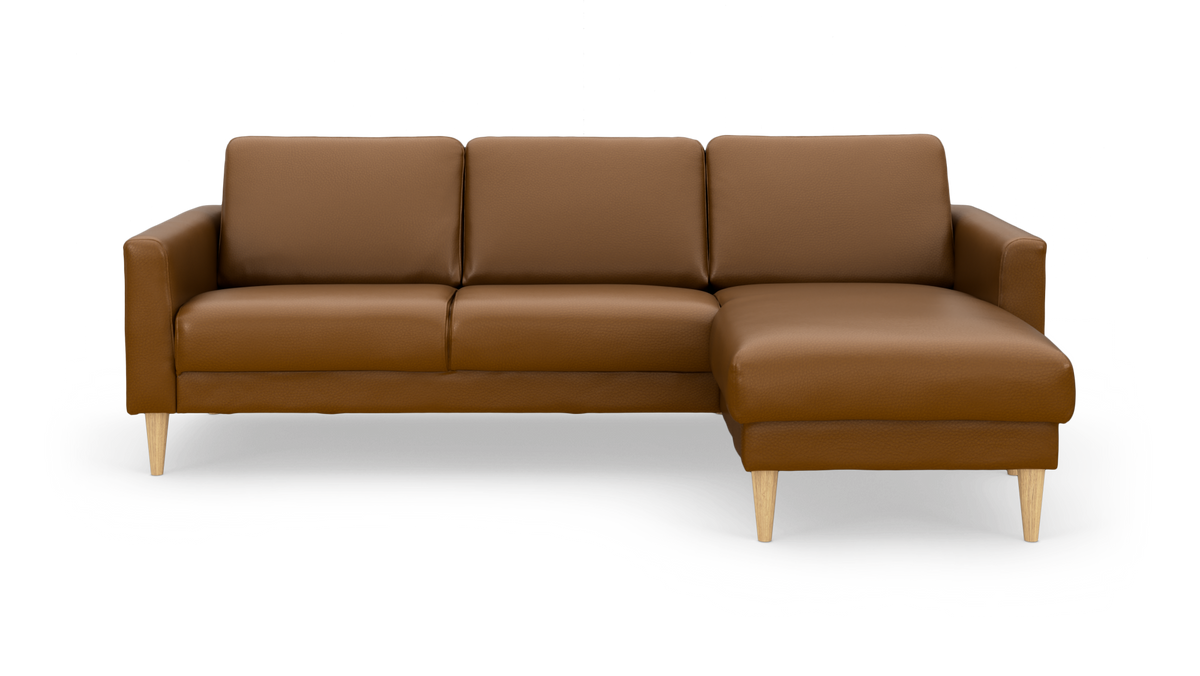 Brun lædersofa med chaiselong til højre og lyse træben, frilagt på hvid baggrund.