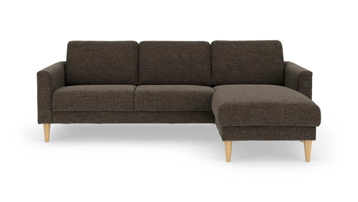 Mørkebrun hjørnesofa med højre chaiselong og lyse træben, frilagt på hvid baggrund.