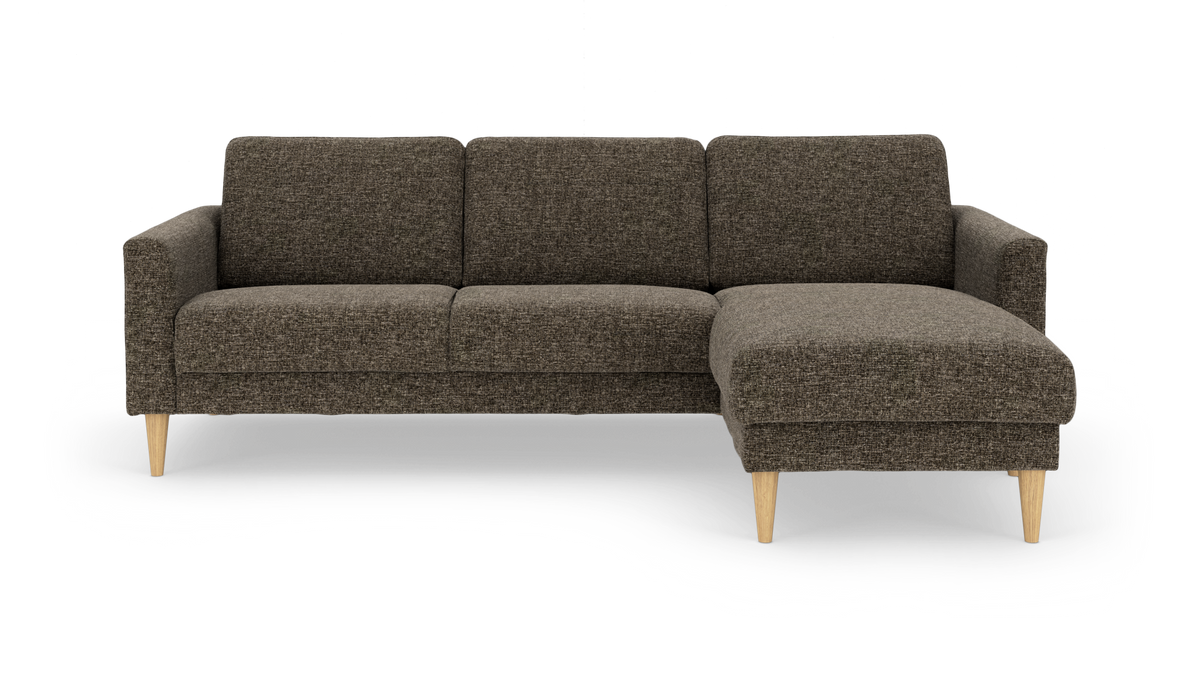Hjørnesofa i mørkebrun tekstil med chaiselong til højre og lyse træben, set forfra.