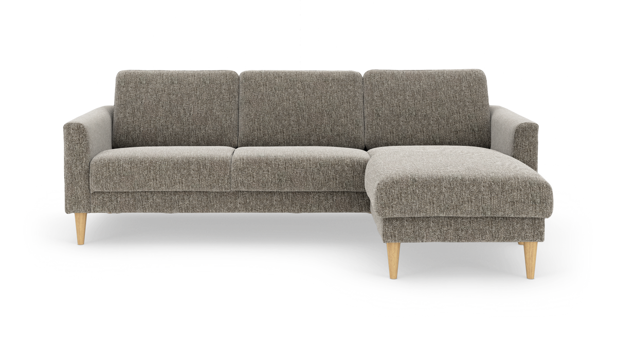 Grå hjørnesofa med chaiselong til højre, stofbetræk og lyse træben, frilagt på hvid baggrund.