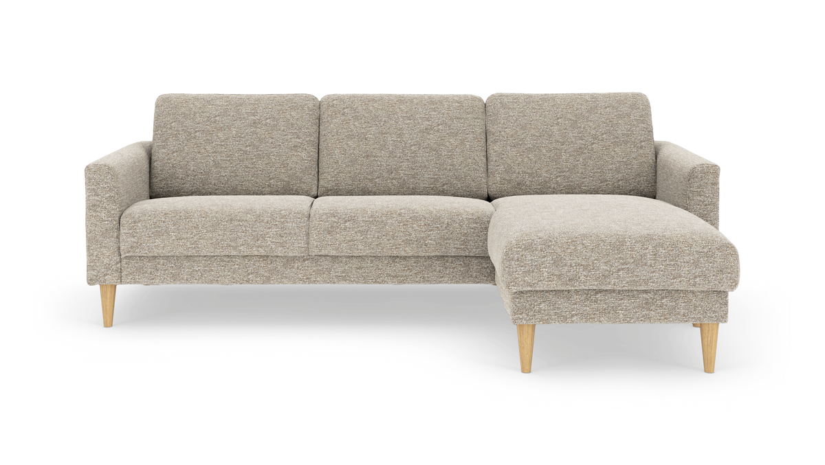 Beige hjørnesofa med chaiselong til højre og lyse træben, frilagt på hvid baggrund.