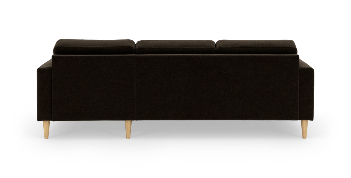 Mørkebrun 3-personers sofa set bagfra med lyse træben.