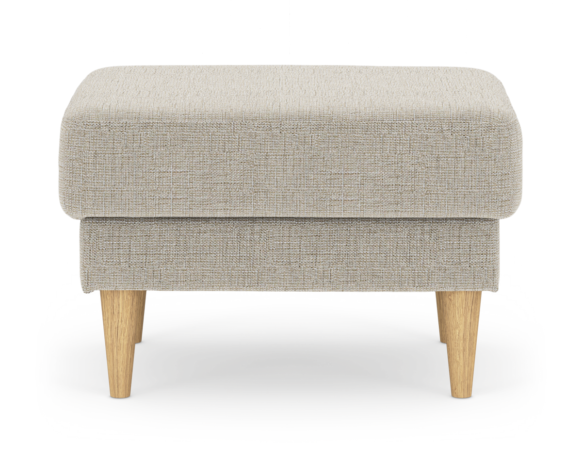 Beige stofpuf/ottoman med koniske ben i lyst træ, frontvisning på hvid baggrund.