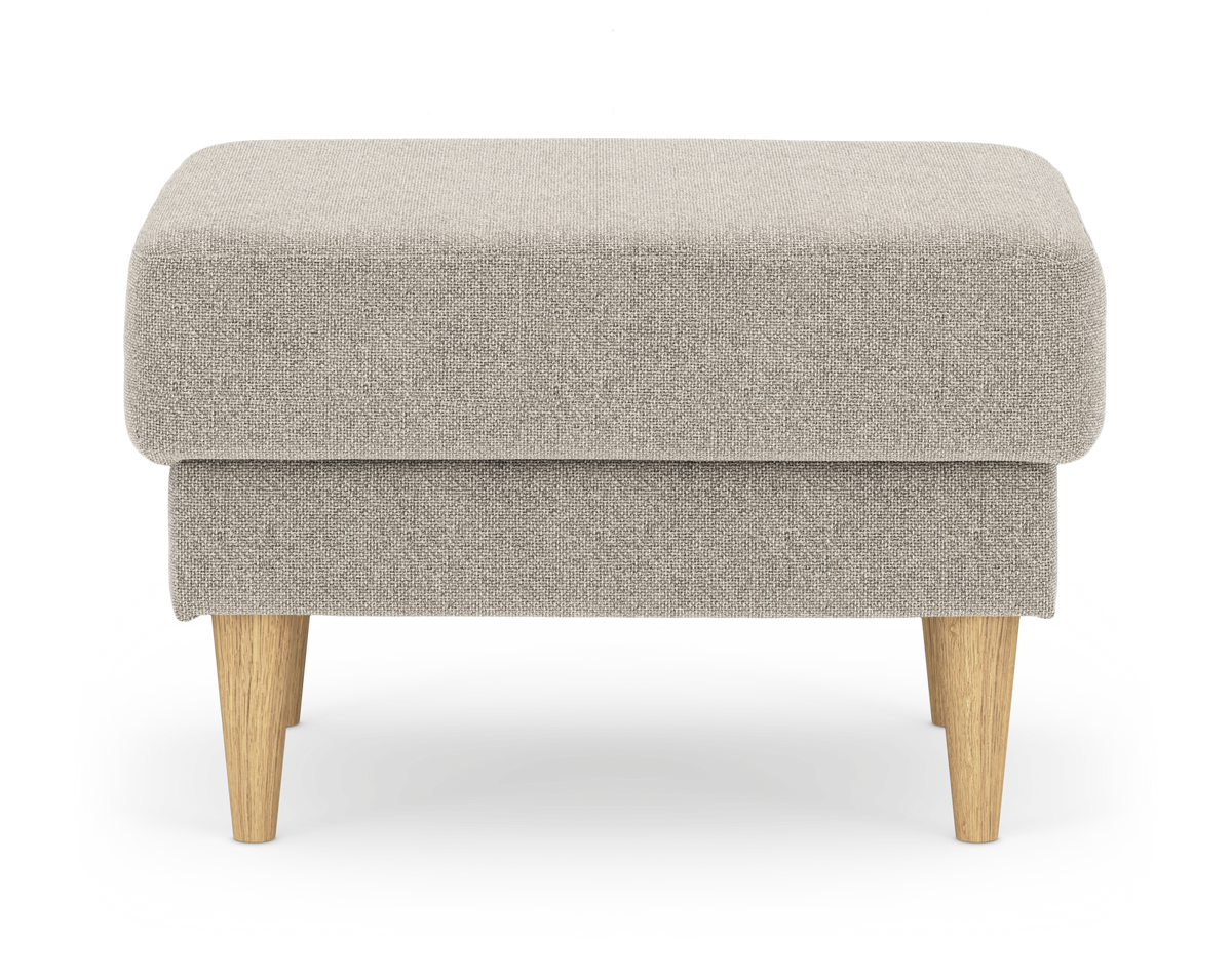 Beige stof-ottoman med træben, frilagt set direkte forfra.
