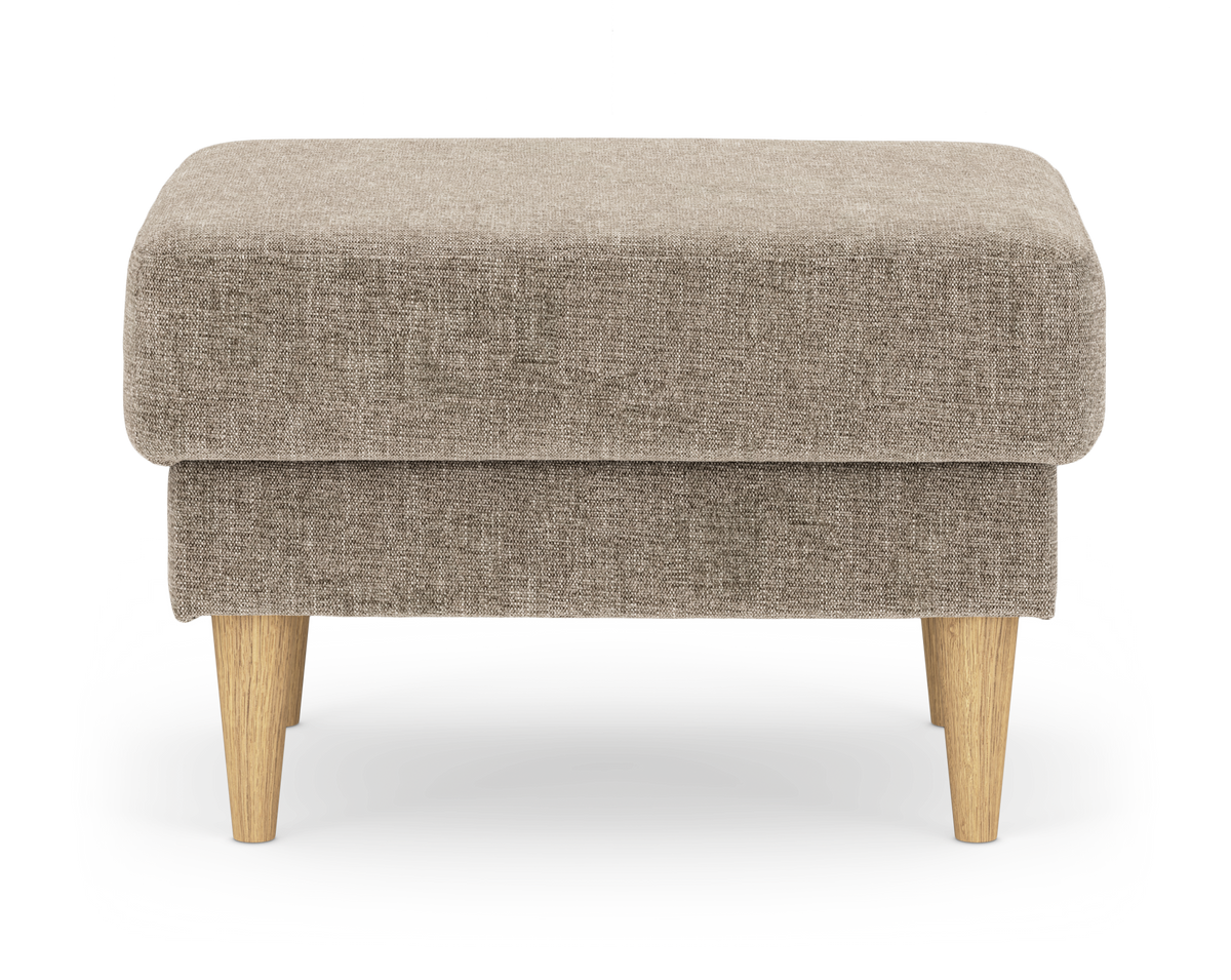 Beige puf i stof med runde træben, frilagt på hvid baggrund.