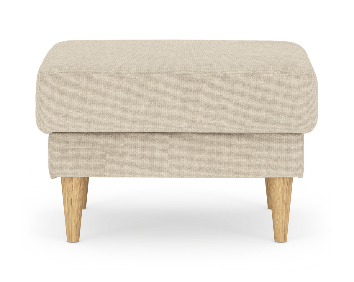 Beige stofpuf med koniske ben i lyst træ, frilagt på hvid baggrund.