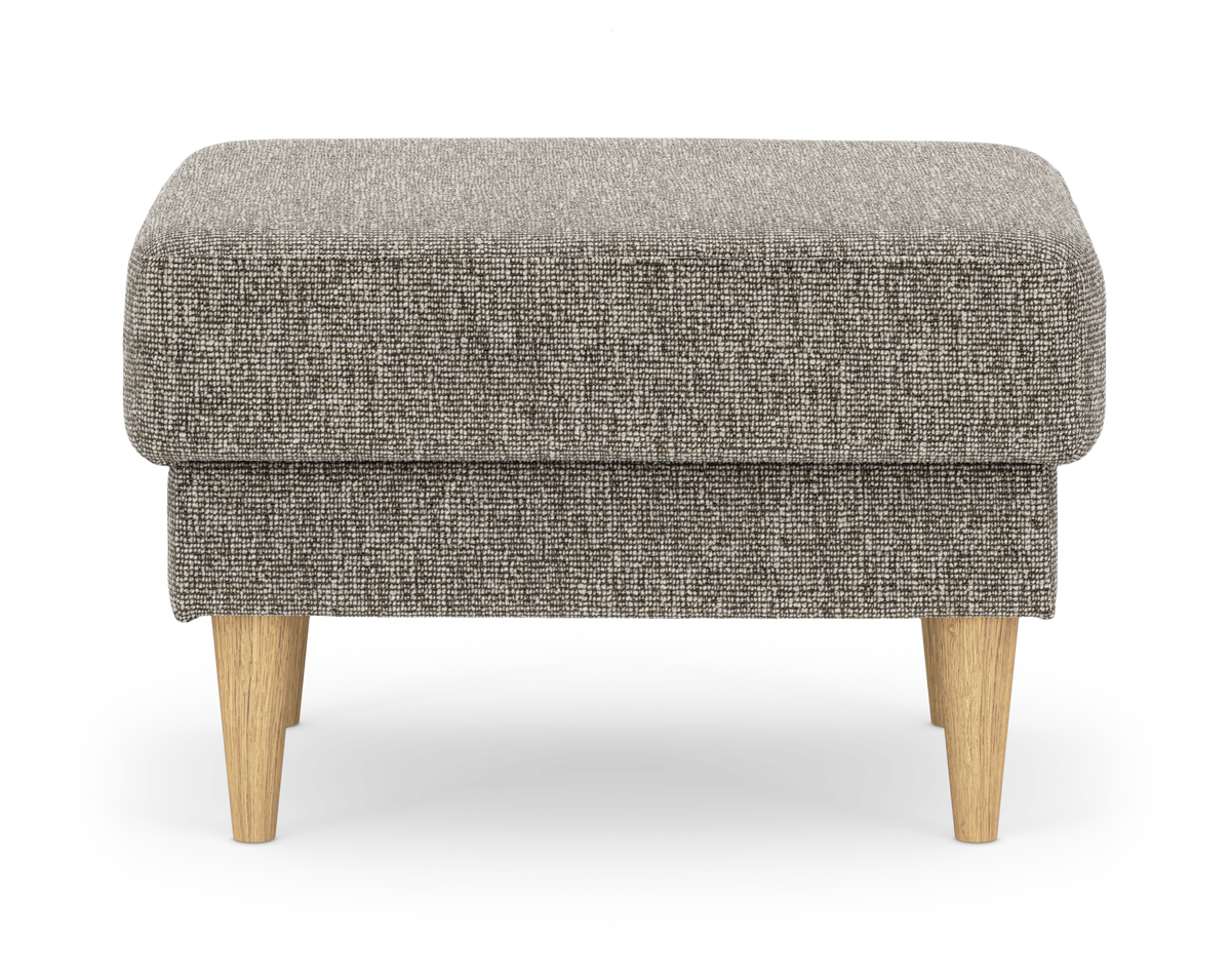Grå/beige puf i stof med runde træben, frilagt på hvid baggrund.