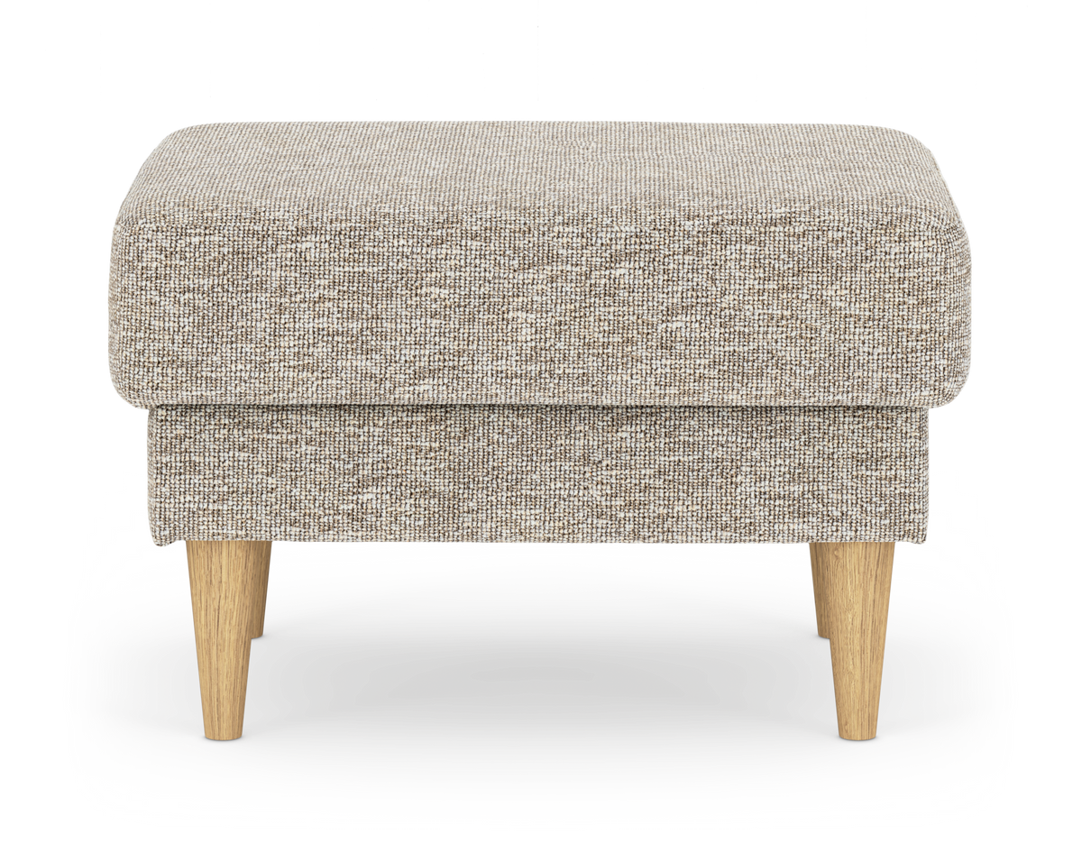 Beige skammel/ottoman i stof med lyse træben, frilagt på hvid baggrund.