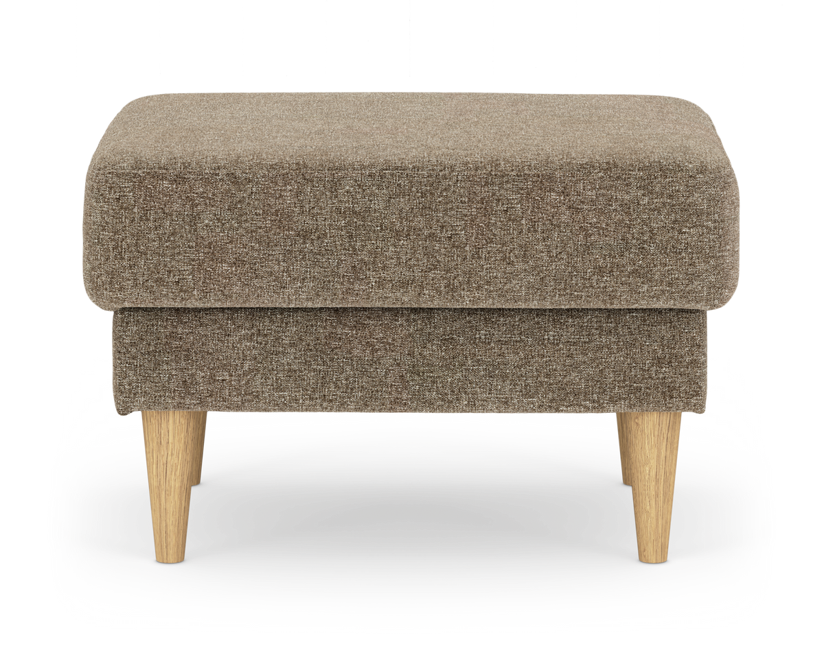 Beige stofpuf/fodskammel med afrundede hjørner og lyse træben, frilagt på hvid baggrund.