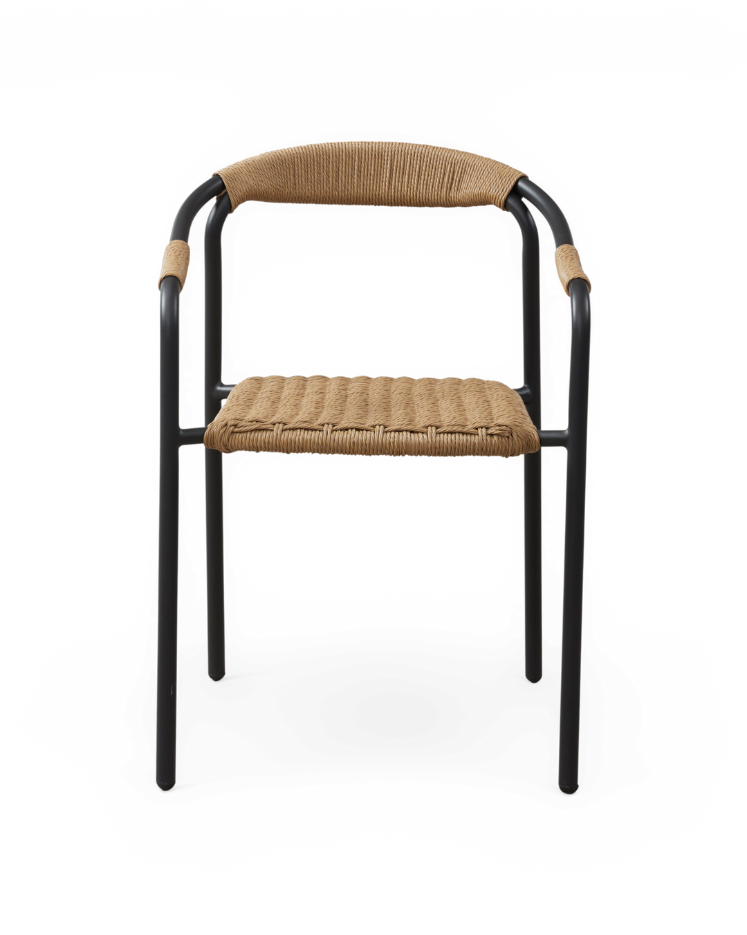 Stol med sort metalstel og flettet sæde og ryglæn i natur rattan, frilagt.
