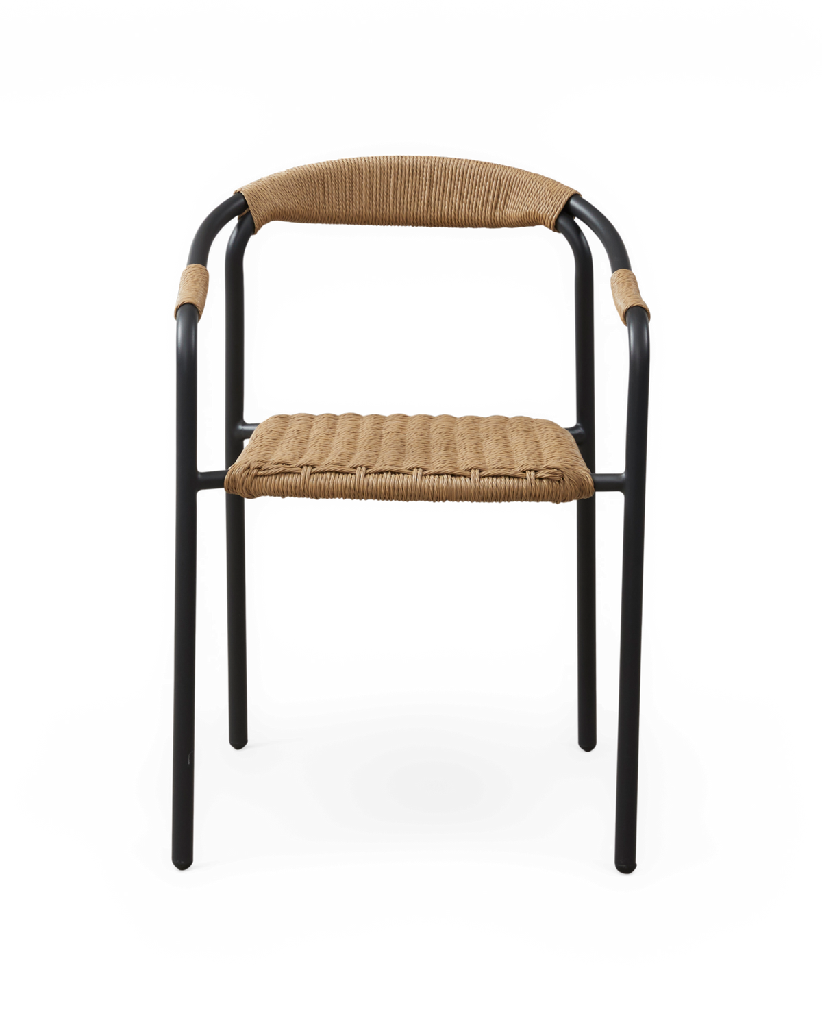 Stol med sort metalstel og flettet sæde og ryglæn i natur rattan, frilagt.