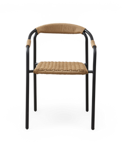 Stol med sort metalstel og flettet sæde og ryglæn i natur rattan, frilagt.