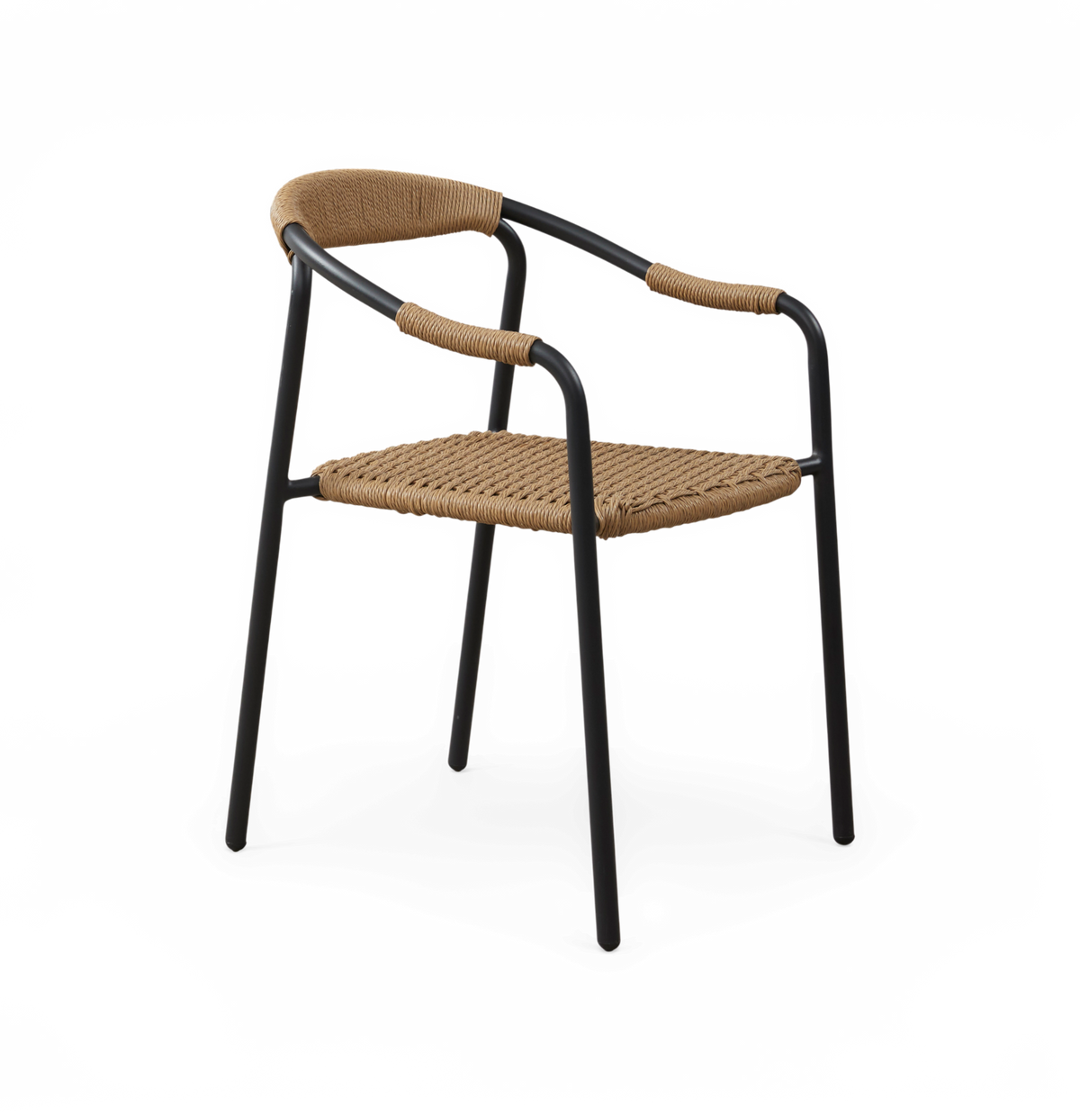 Stol med sort metalramme og flettet sæde i naturreb, rund ryg og armlæn.
