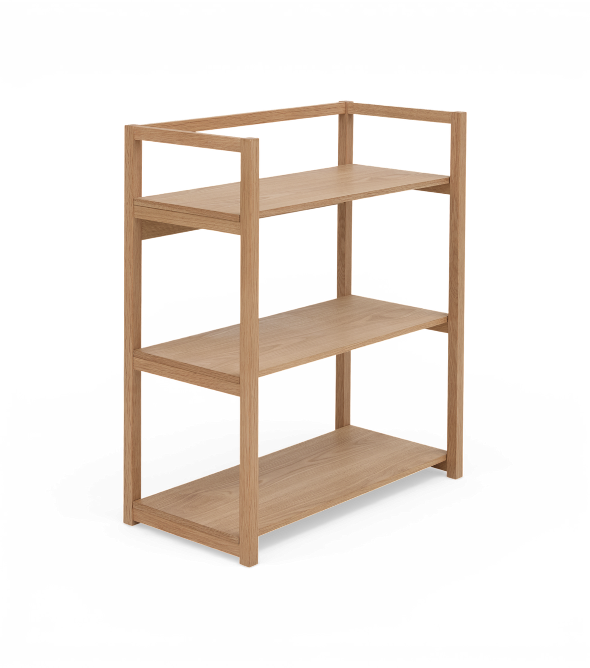 Åben reol med tre hylder i lys eg, minimalistisk design, vist i trekvart vinkel.