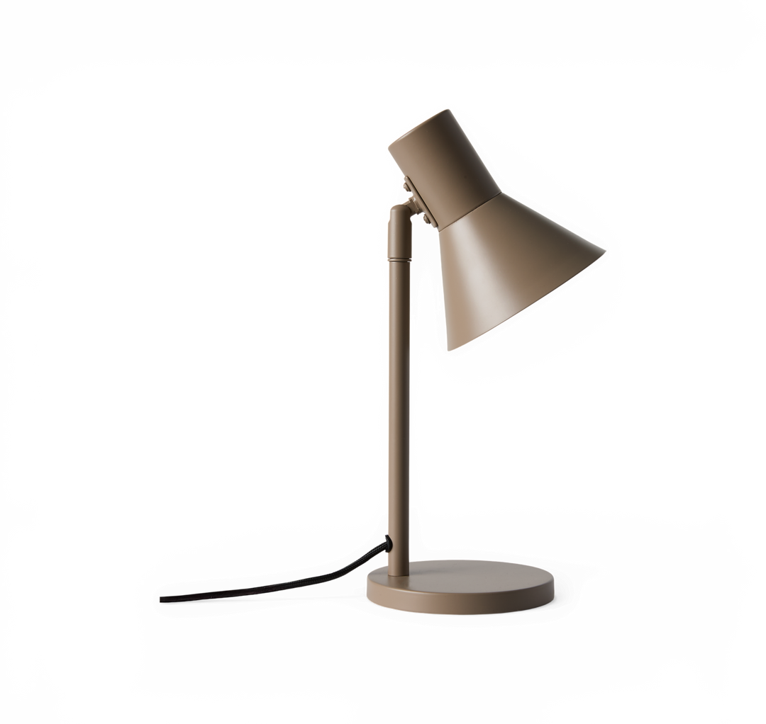 Beige bordlampe med justerbart, kegleformet hoved og rund fod, med sort ledning – set fra siden.