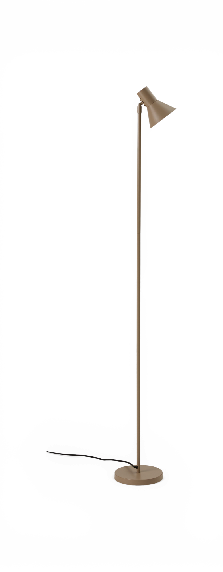 Beige gulvlampe med konisk skærm og rund fod, frilagt produktbillede.