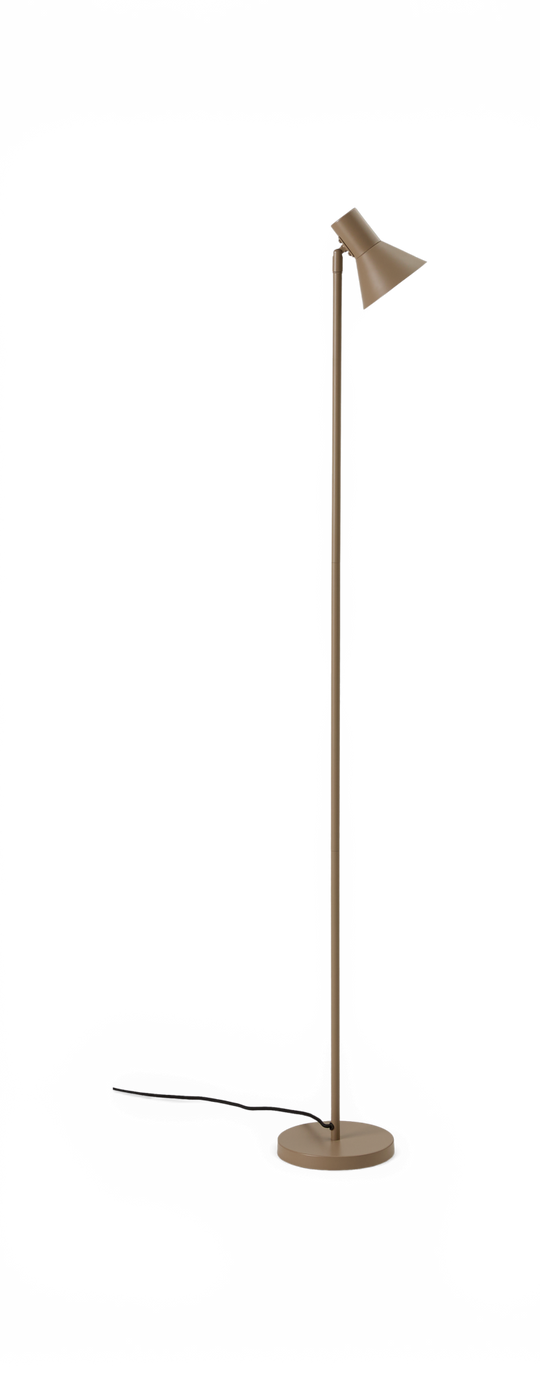 Beige gulvlampe med konisk skærm og rund fod, frilagt produktbillede.