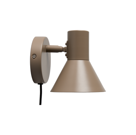Beige væglampe i metal med konisk skærm, set fra siden.