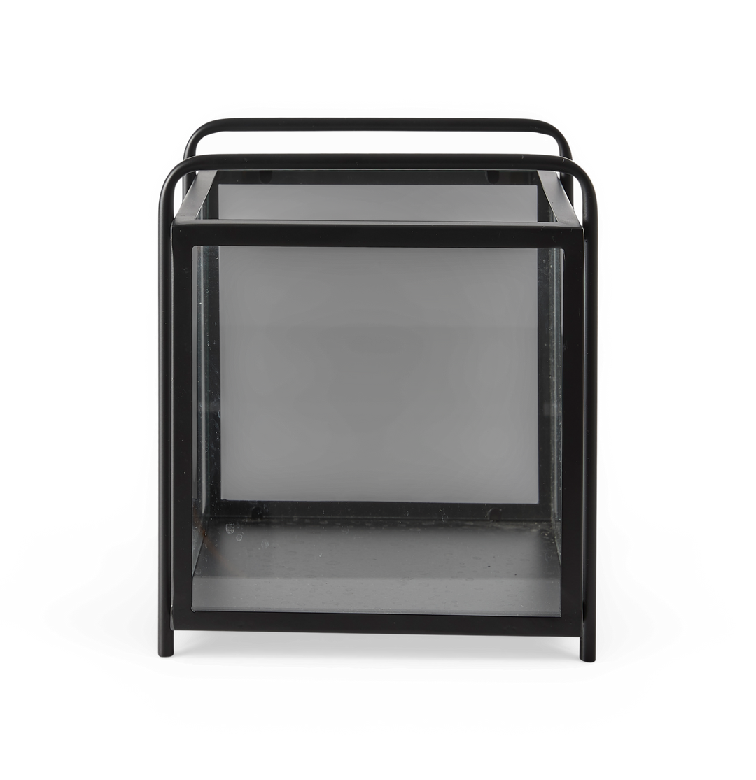 Kvadratisk lanterne/terrarium i sort metal og glas set lige forfra.