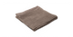 Sammenfoldet beige vaffelvævet plaid på sort baggrund.