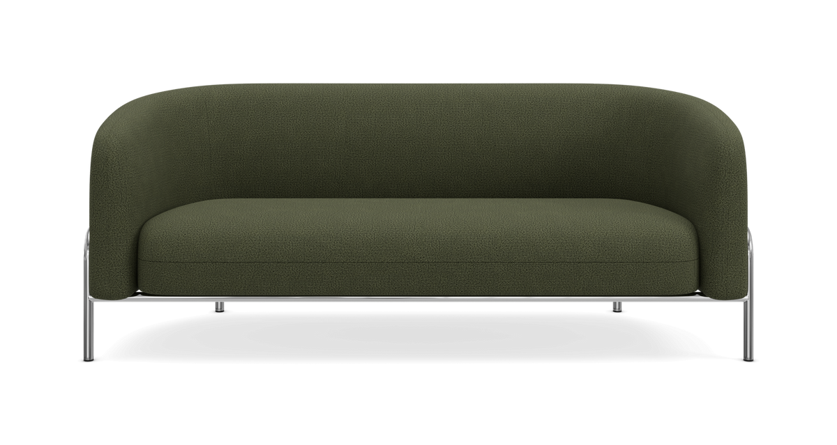 Mørkegrøn 2-personers sofa med buede armlæn og kromben, frontvisning på hvid baggrund.