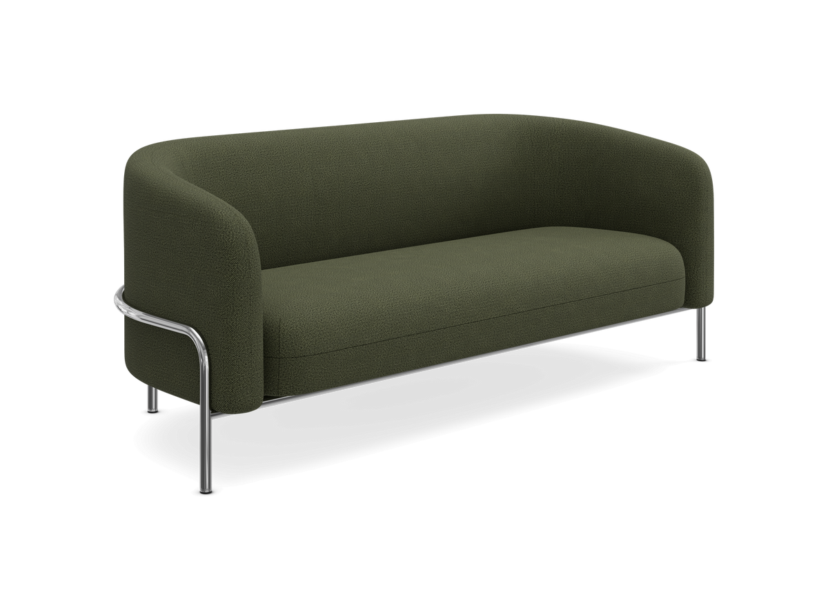Grøn 3-personers sofa med afrundede former og kromben.