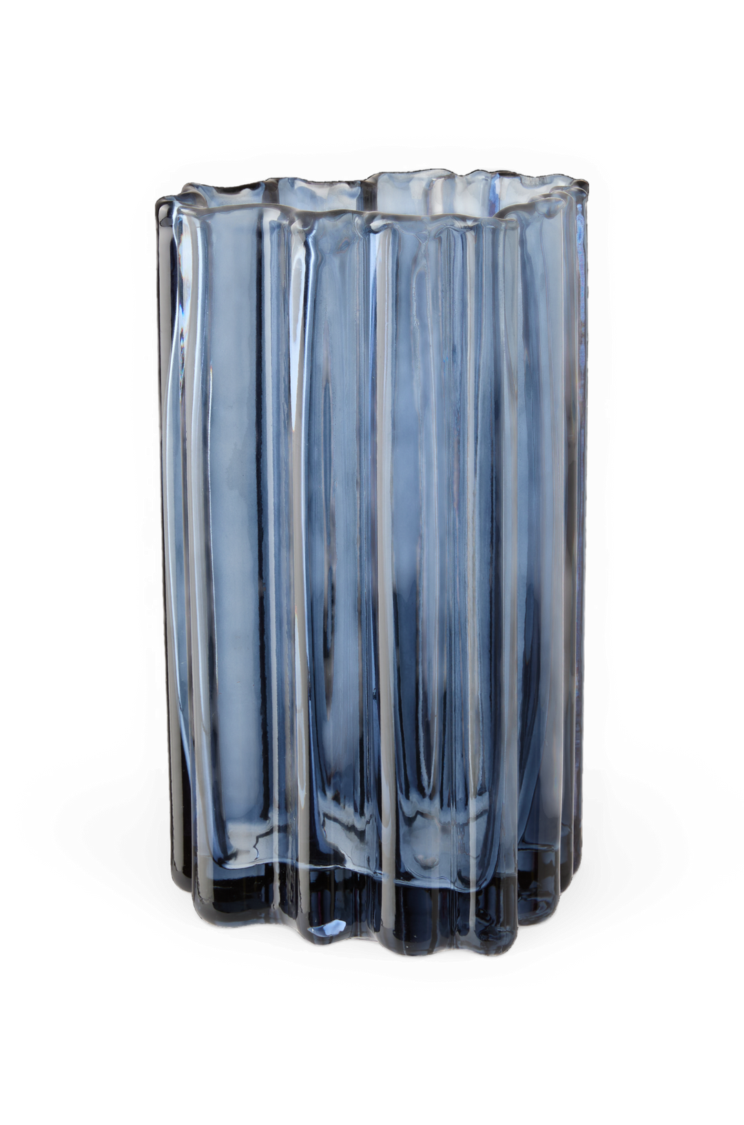 Blå rillet glasvase med bølget cylindrisk form, fritlagt på transparent baggrund.