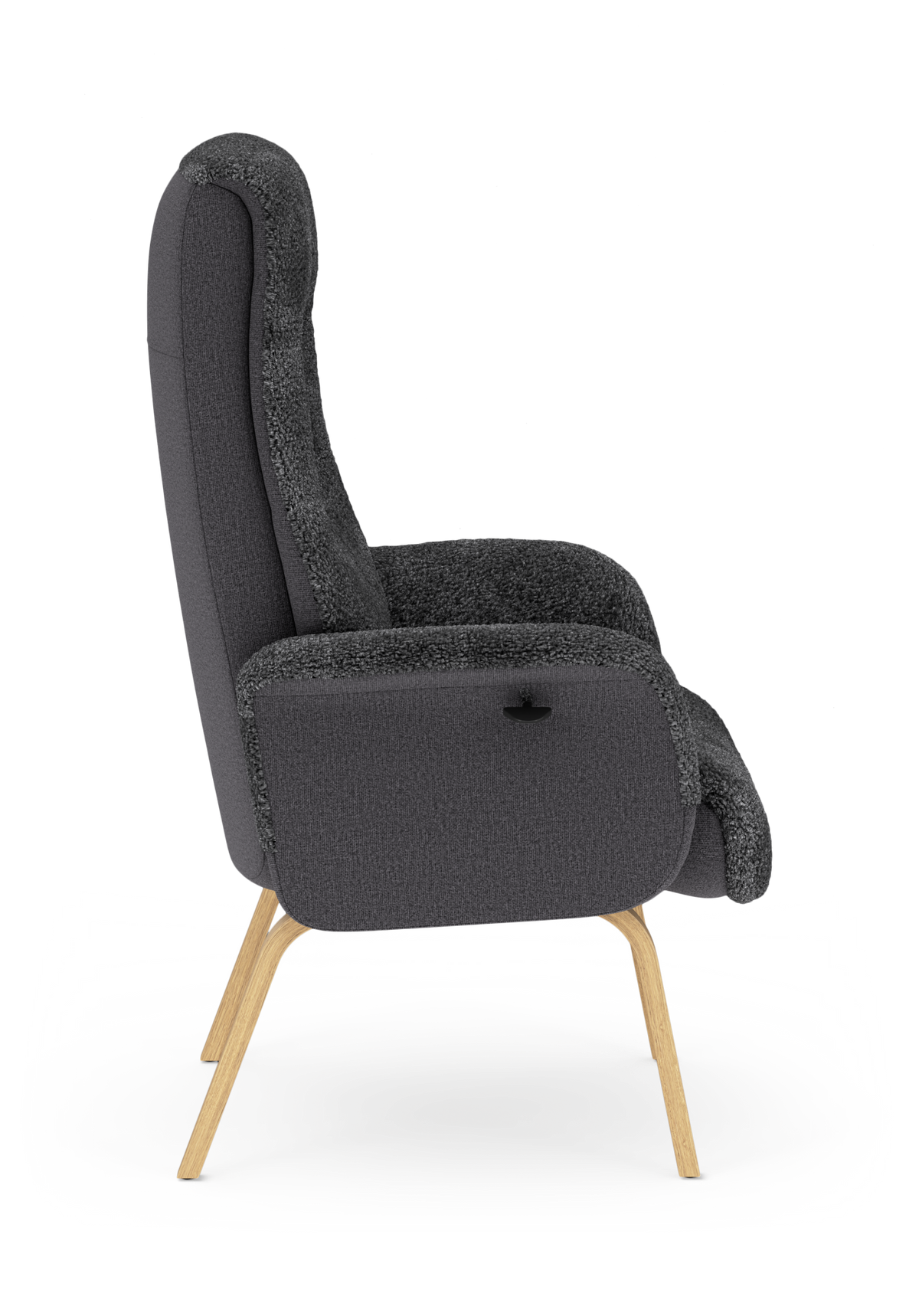 Mørkegrå lænestol i sideprofil med lyse træben, frilagt på hvid baggrund.
