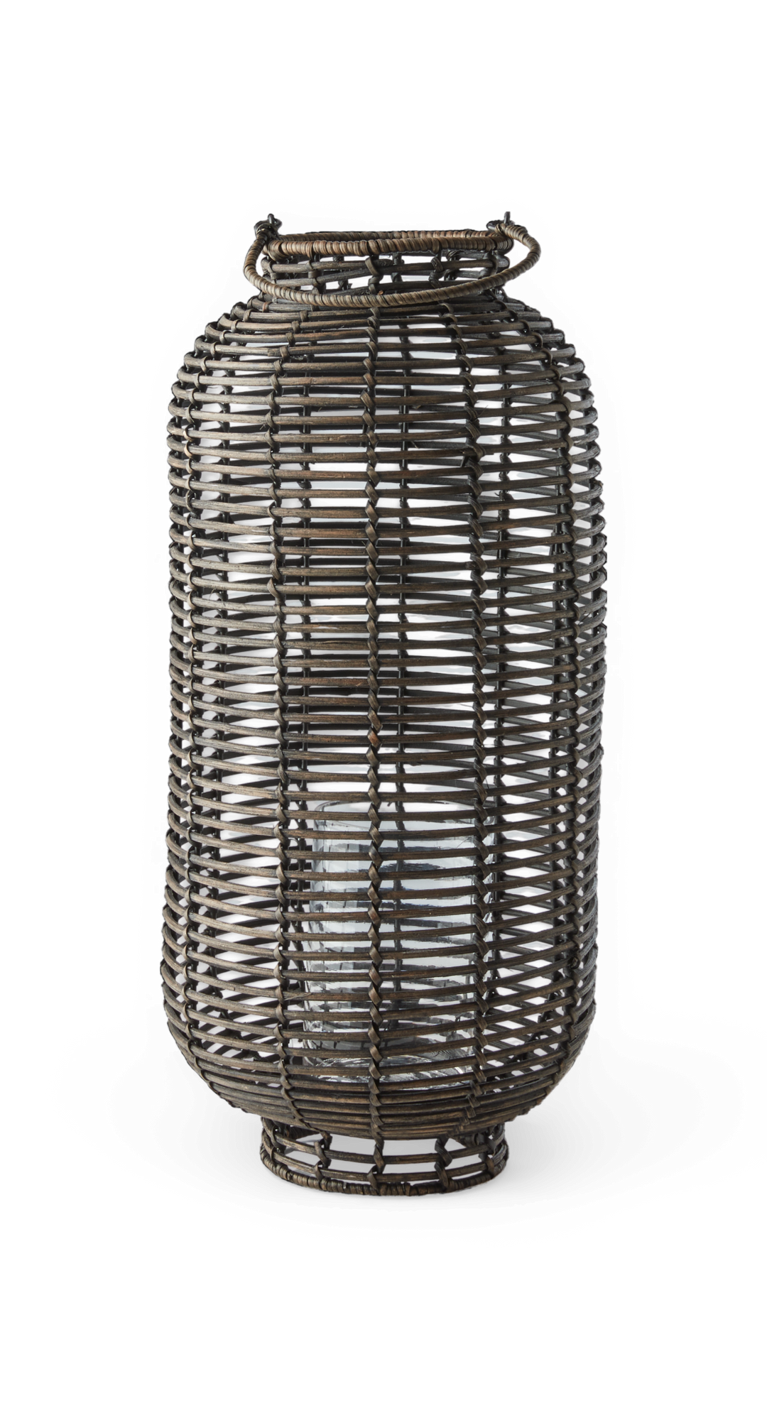 Flettet rattanlanterne med glasindsats, mørkebrun, frilagt mod sort baggrund.