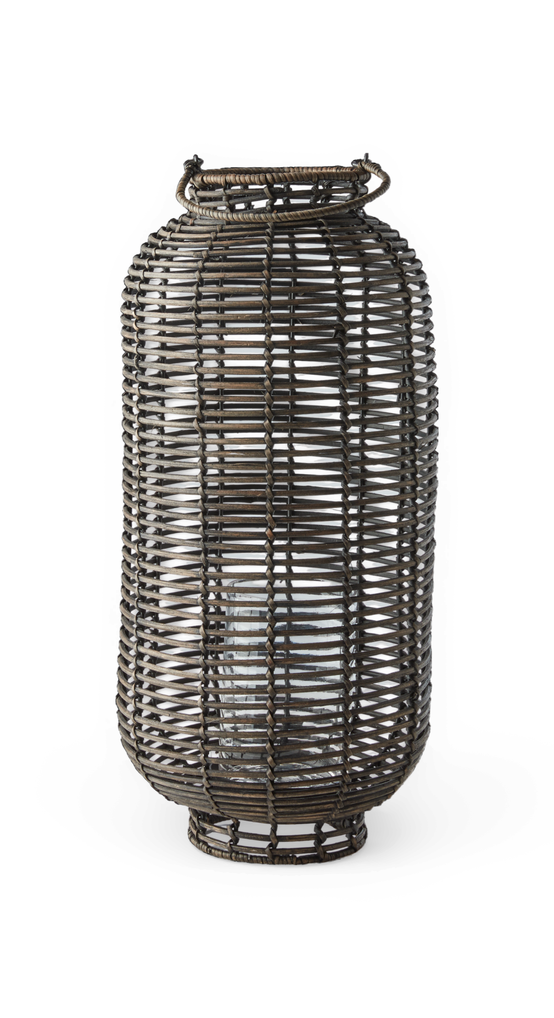 Flettet rattanlanterne med glasindsats, mørkebrun, frilagt mod sort baggrund.