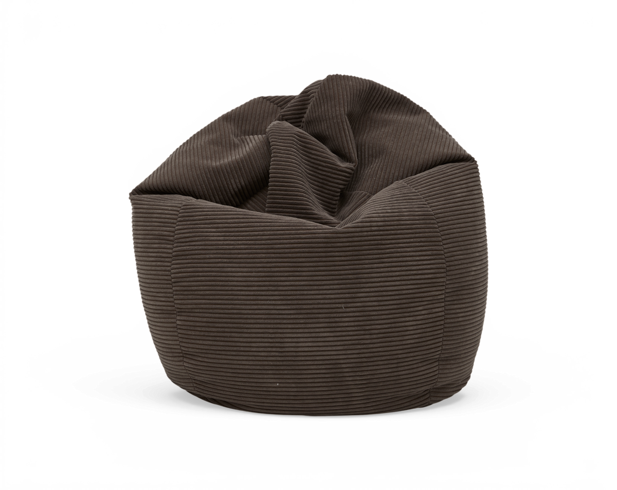 Brun beanbag-stol i ribbet fløjl på hvid baggrund.