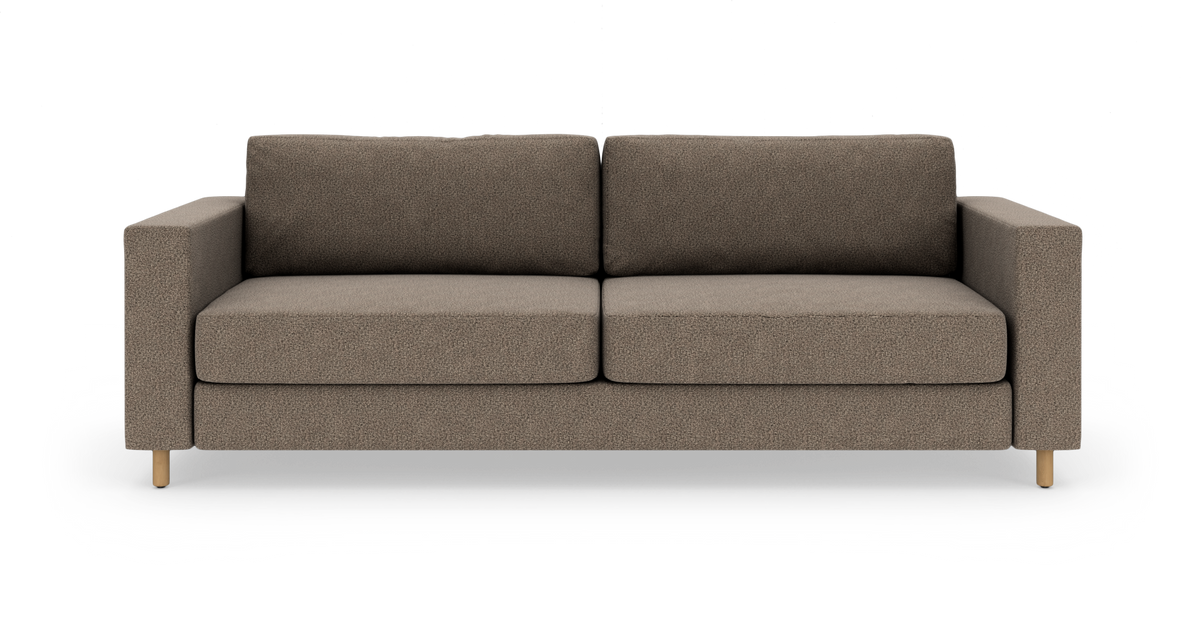 Brungrå 3-personers sofa med lige armlæn og lyse træben, set forfra på hvid baggrund.