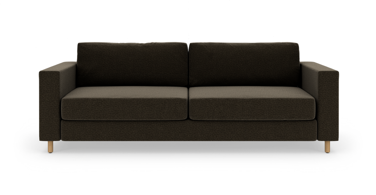 Mørkebrun 2-personers sofa med firkantede armlæn og lyse træben, set forfra mod hvid baggrund.