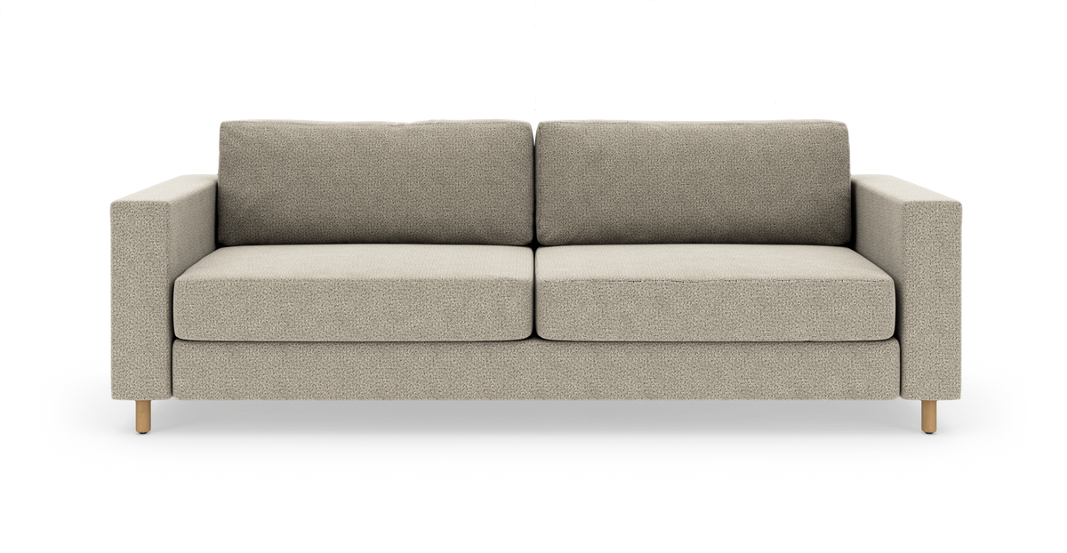 Beige sofa i moderne, minimalistisk stil med to sædehynder, lige armlæn og træben, frilagt på hvid baggrund.