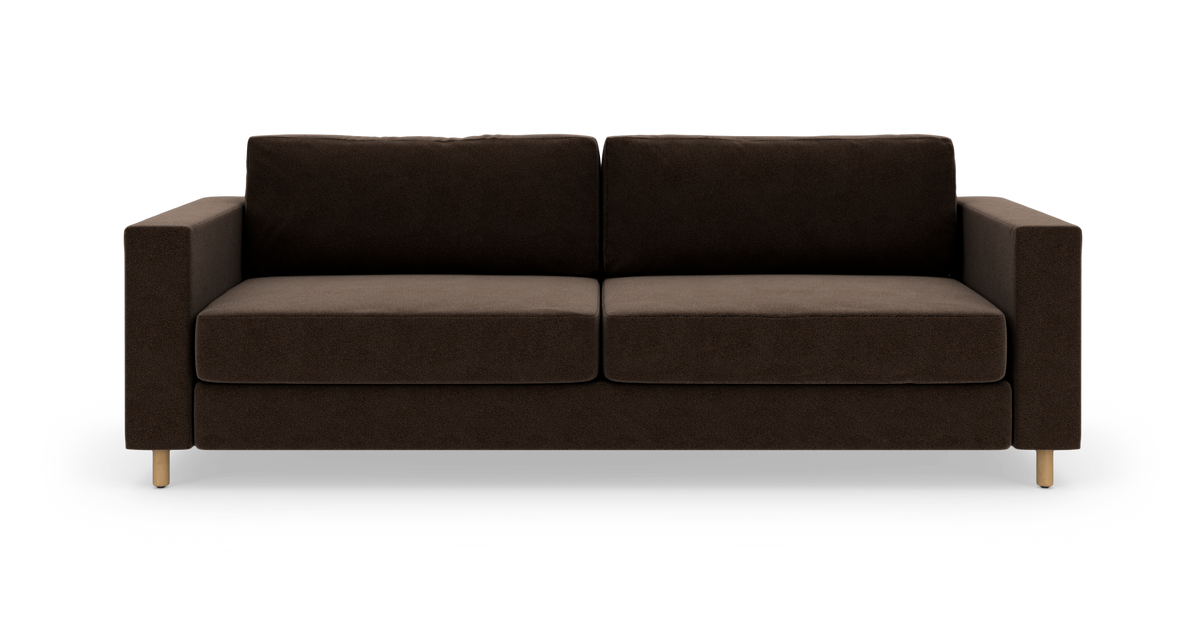 Mørkebrun, moderne 2‑personers sofa med træben, fritlagt på hvid baggrund set forfra.