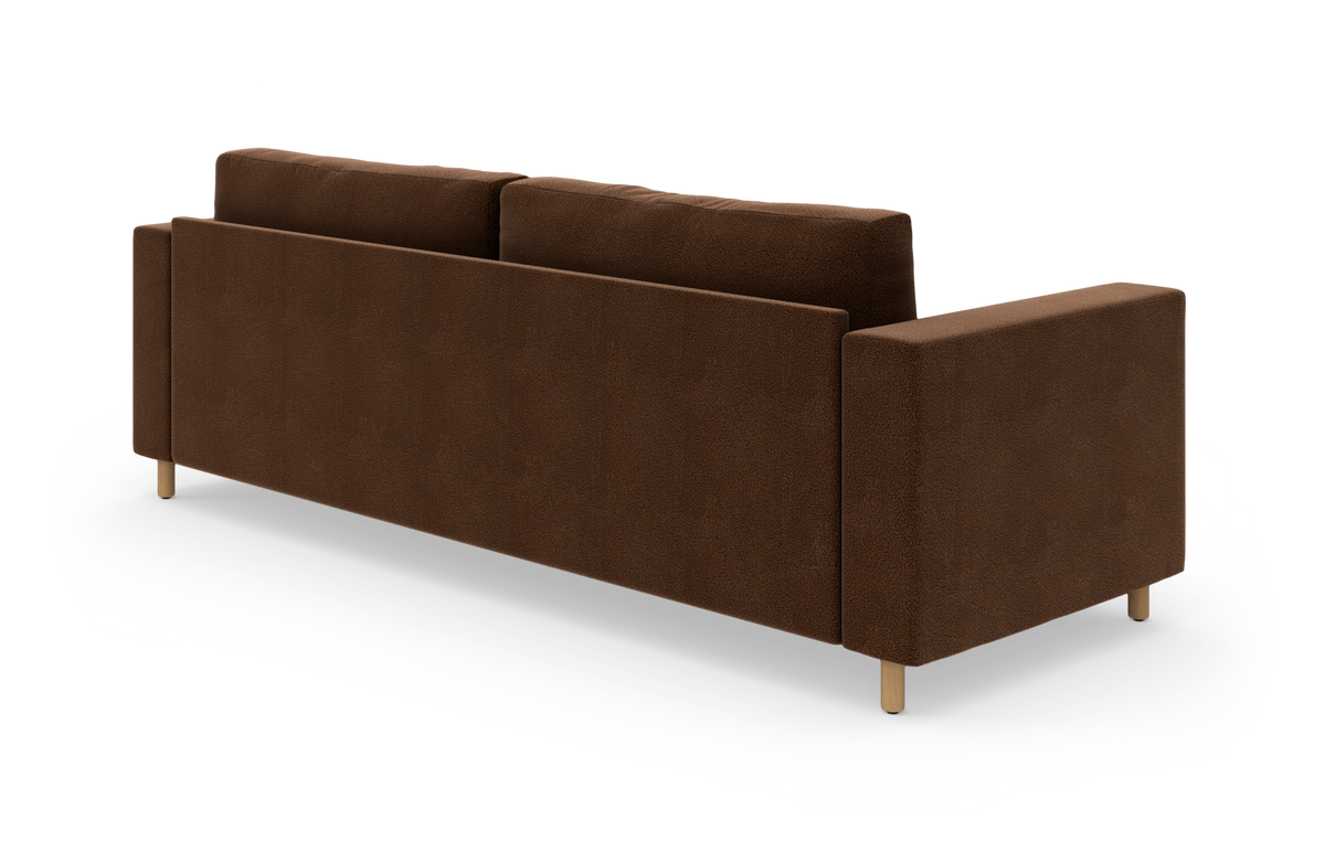 Brun 3-personers sofa set skråt bagfra med lyse træben på hvid baggrund.