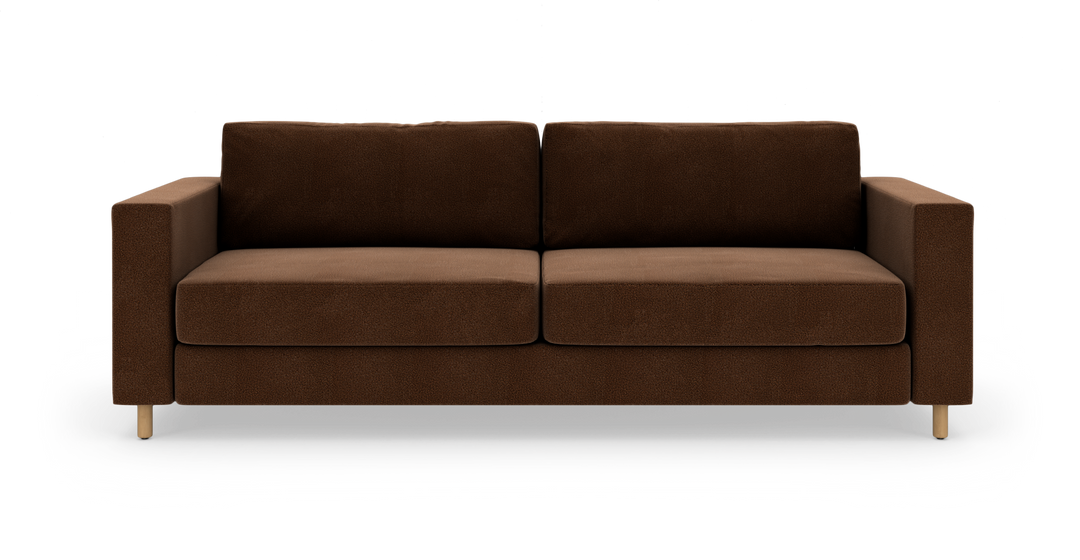 Brun 2-personers sofa med lige armlæn og træben, frilagt på hvid baggrund.