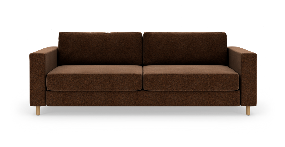 Brun 2-personers sofa med lige armlæn og træben, frilagt på hvid baggrund.