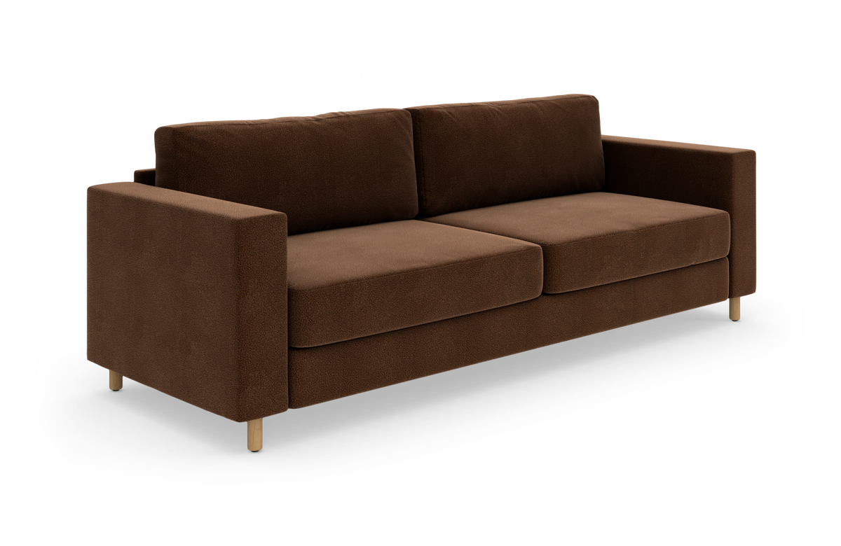 Brun tresæders sofa med lige armlæn og lyse træben, fotograferet i 3/4‑vinkel på hvid baggrund.